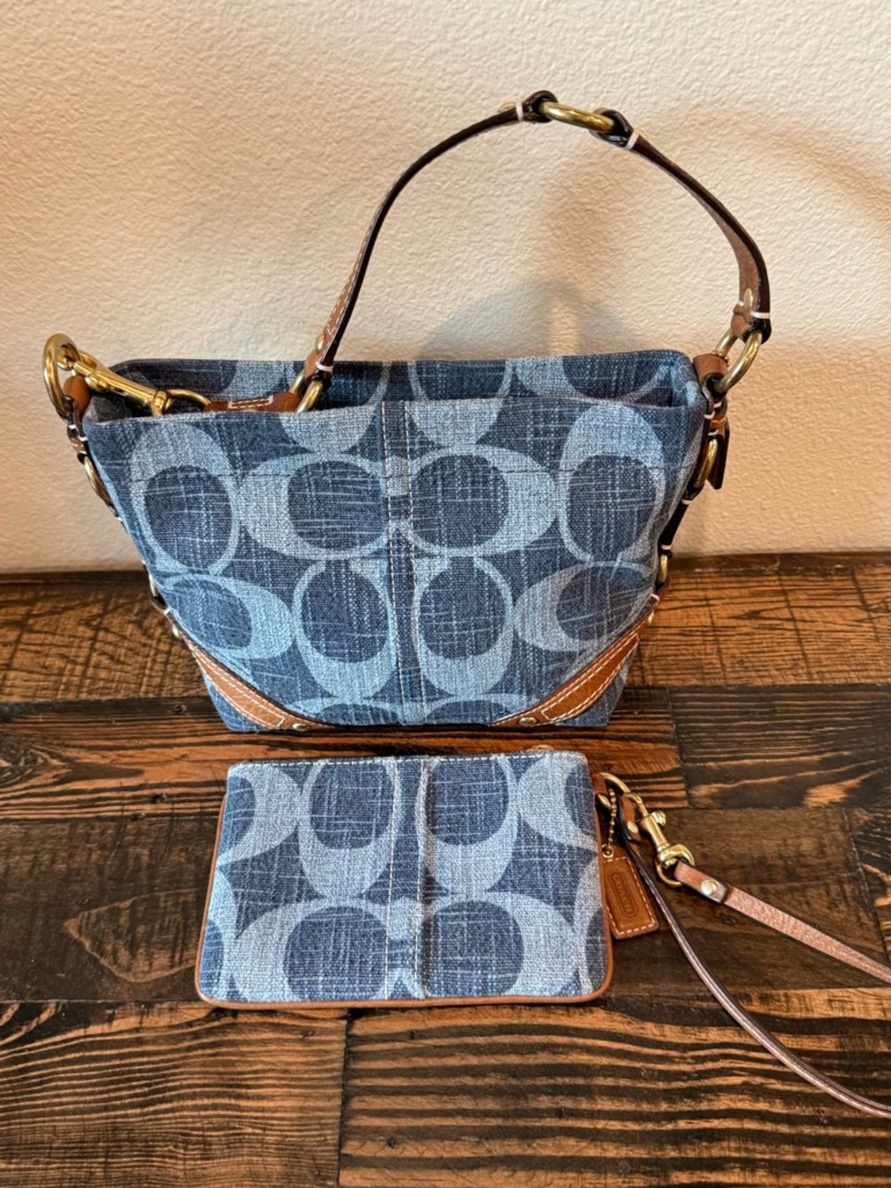 **RESERVED FOR jordy46** COACH SMALL BAG AND WRISTLET - Picture 12 of 16